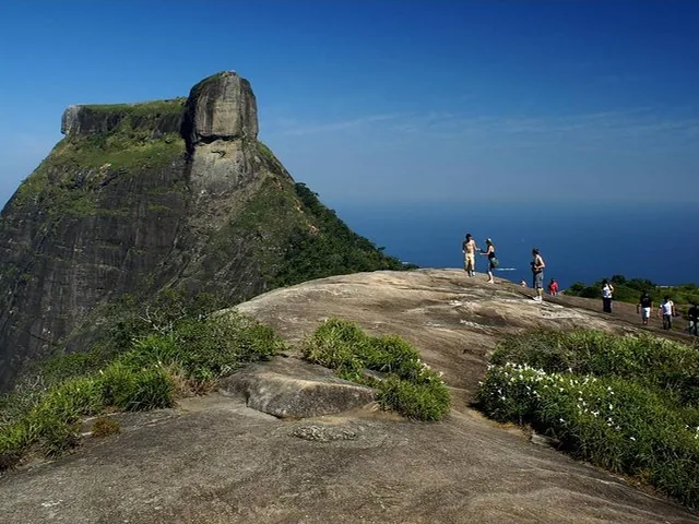 Gruppe von Wanderern auf dem felsigen Plateau nahe Pedra Bonita
