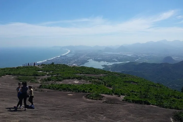Panoramablick von der Pedra Bonita auf Küste, Stadt und ferne Berge
