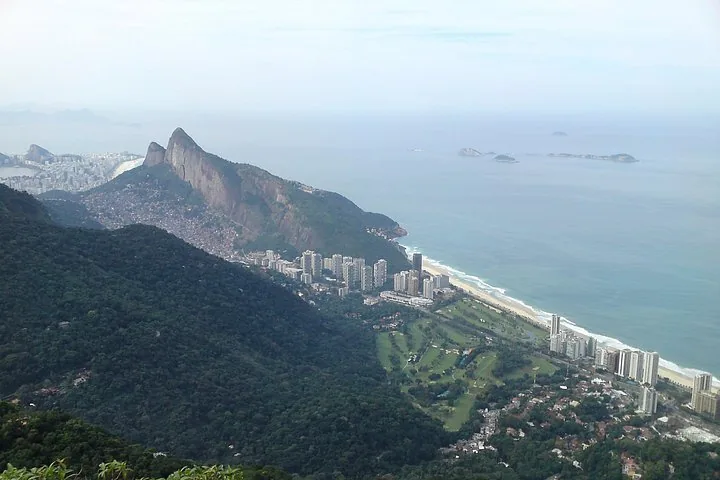Luftaufnahme der Küste und Berge von Rio de Janeiro von der Pedra Bonita aus